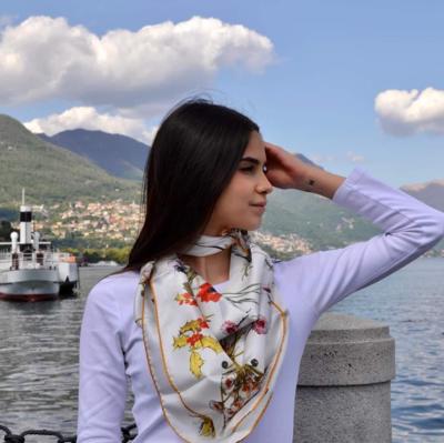 BEA ON THE LAKE - Цветочный шелковый шарф 