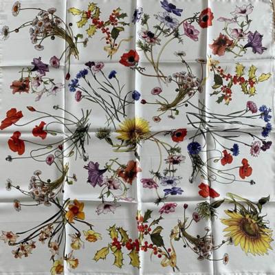 BEA ON THE LAKE - Шелковый платок с цветочным узором 