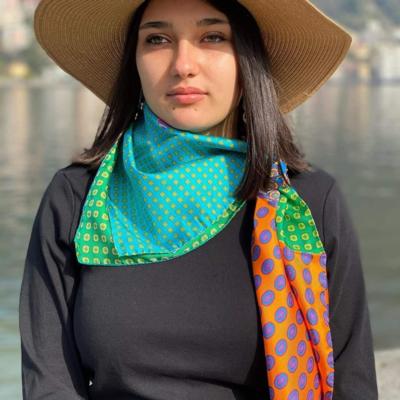 BEA ON THE LAKE - Яркий шелковый платок 