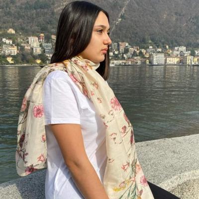 BEA ON THE LAKE - Цветочный шелковый шарф 