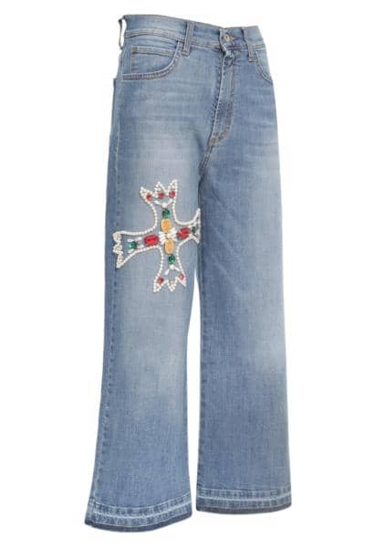 B. WHICH - Jeans recortados 