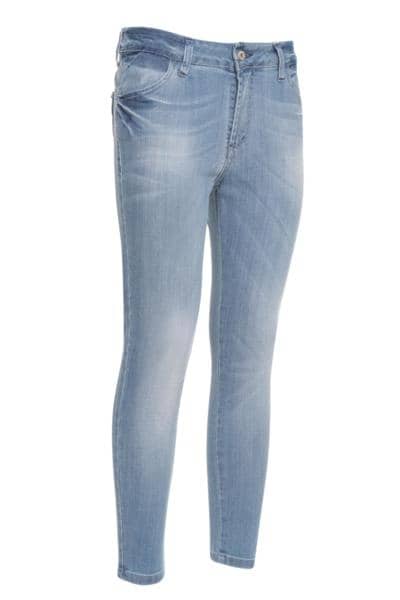 B. WHICH - Vaqueros ajustados 