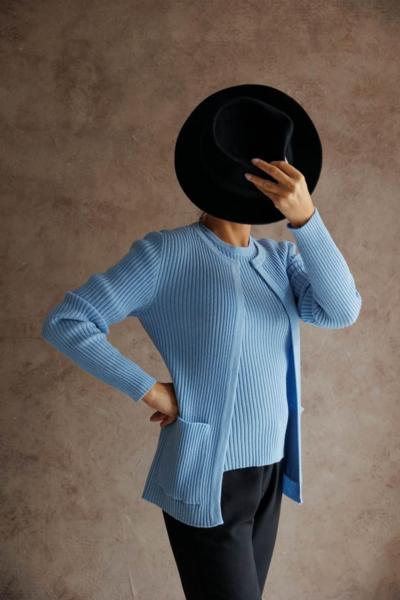 Cardigan azzurro a coste made in Italy per rivenditori