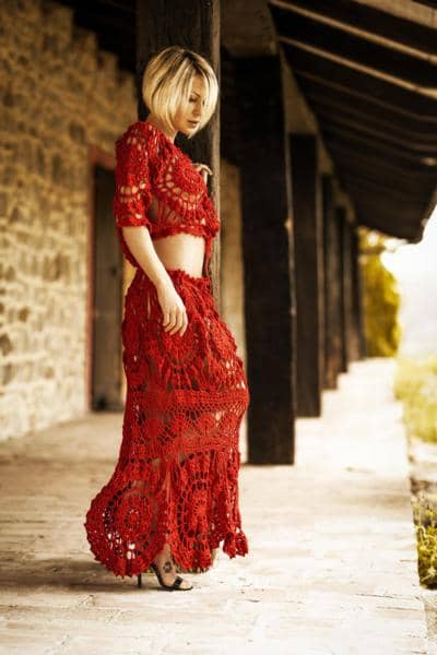 Красное вязаное платье, сделанное в Италии для перепродаж.