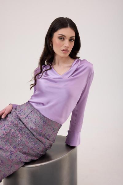 Blusa de cetim lilás feita na Itália para revendedores