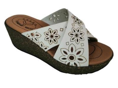 COMFORT RELAX - Босоножки на танкетке с цветочным принтом 