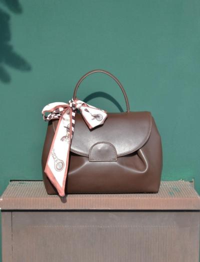 Elegante bolso italiano con detalle de bufanda