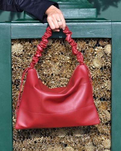 Bolso de piel roja, Hecho en Italia, diseño elegante para revendedores.