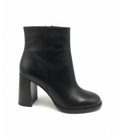 Black leather ankle boots made in Italy for resellers