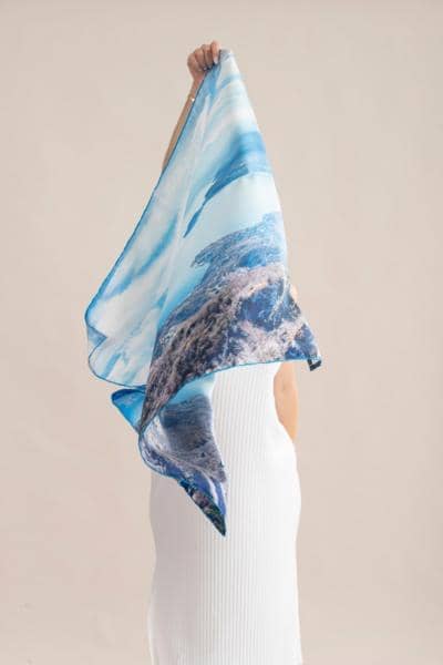 MATES - Яркий шелковый шарф с принтом 