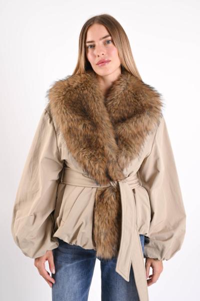 Abrigo beige con cuello de piel italiano para distribuidores