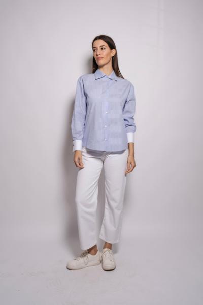 Camisa azul listrada italiana para revendedores, calça branca
