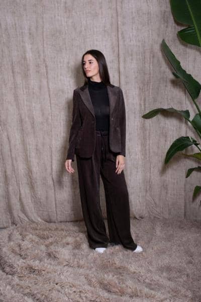 Conjunto de terciopelo marrón hecho en Italia para revendedores