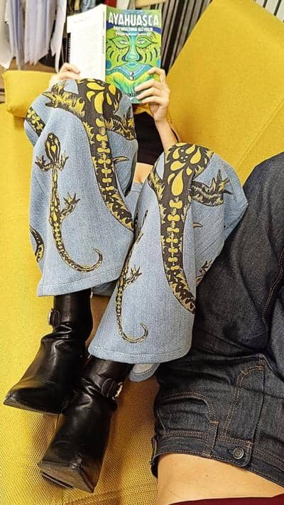 Pantalones de mezclilla con estampado de lagarto hechos en Italia para revendedores