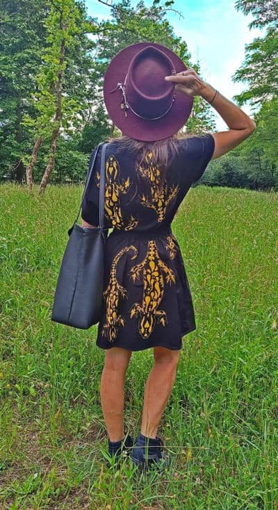 Vestido negro al por mayor con estampado de lagartos amarillo para revendedores italianos