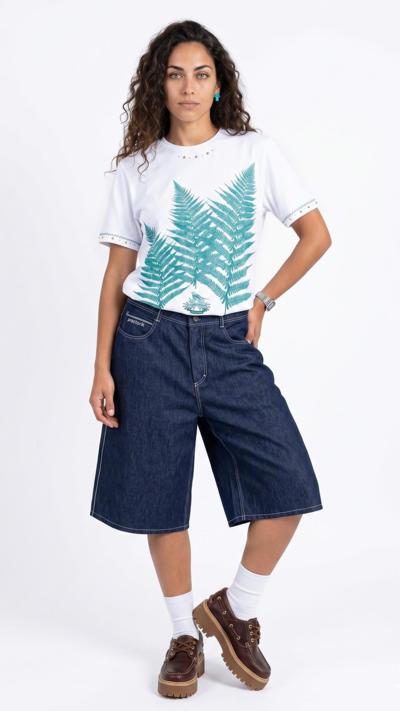 Camiseta blanca con estampado verde hoja fabricada en Italia para distribuidores