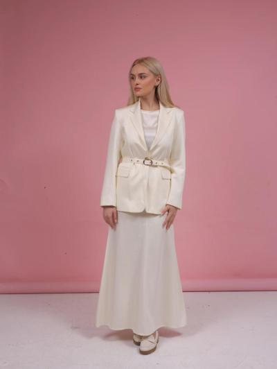 CLOTHÉ - Blazer color crema con cinturón 