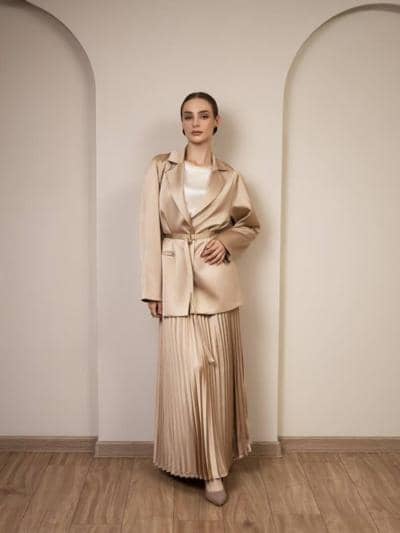 Elegante blazer de seda beige y falda plisada italianos para revendedores