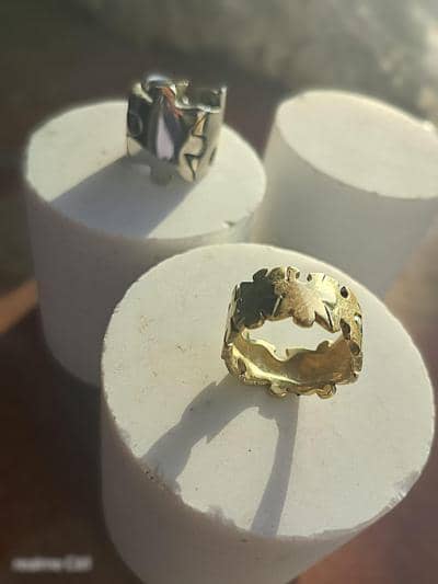 Anillos artesanales de fabricante italiano, diseño único.