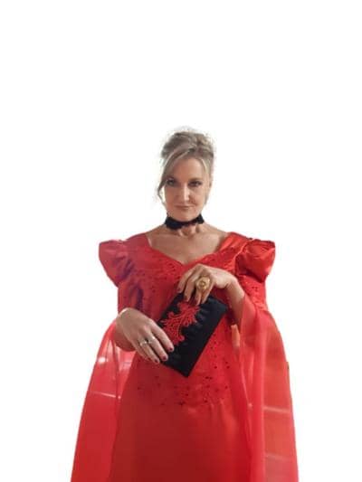 Elegante vestido rojo de fabricante italiano para revendedores.