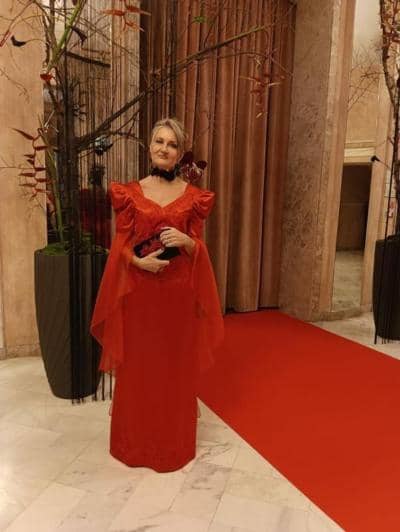 Elegante vestido rojo, hecho en Italia, para revendedores.